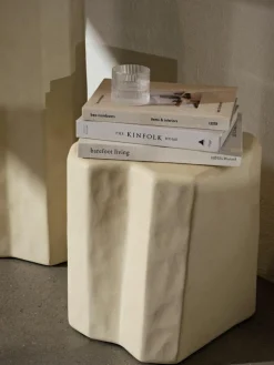 Beton-Sitzhocker Staffa in organischer Form