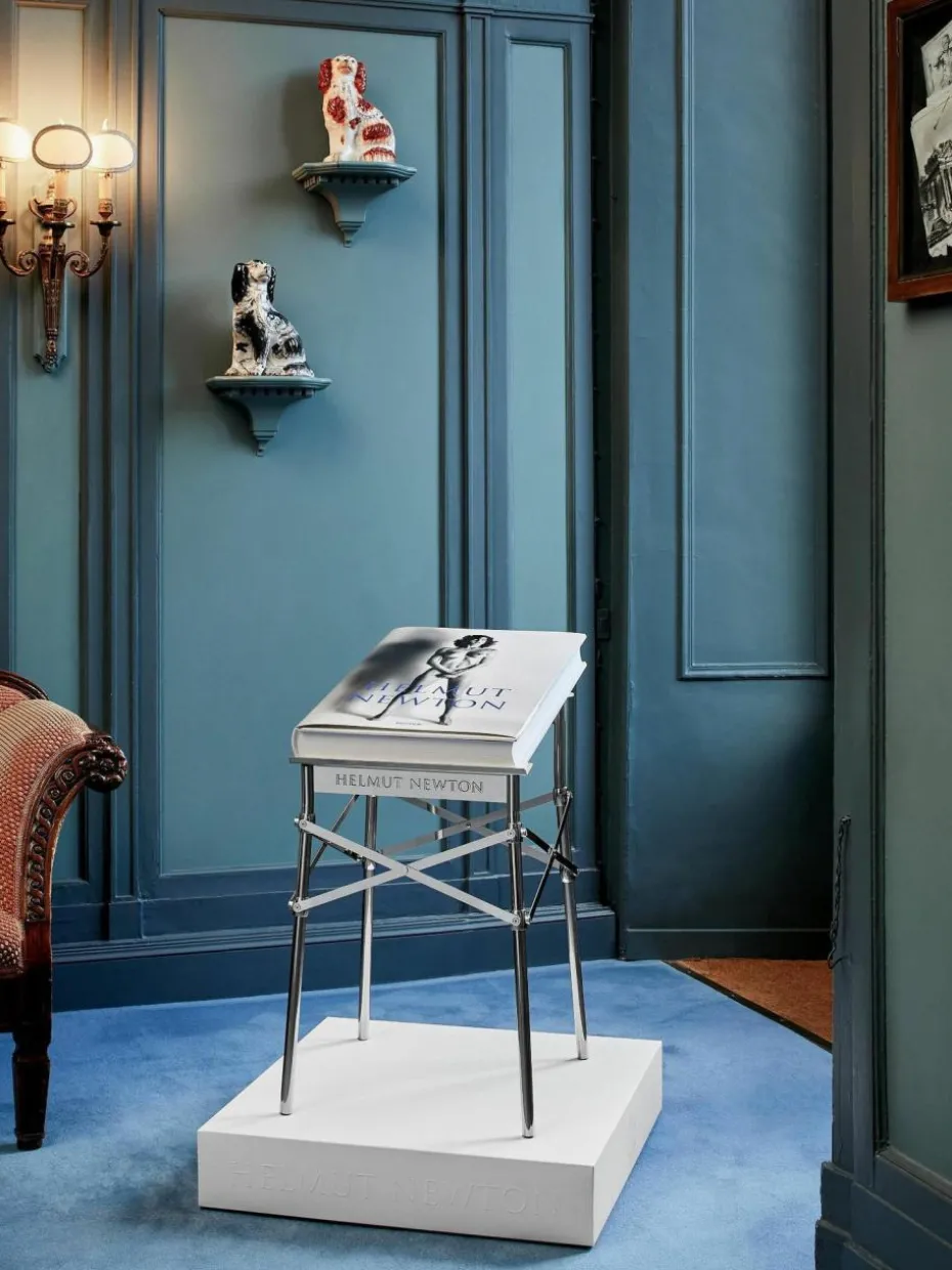 Bildband Helmut Newton - Baby Sumo mit Buchständer