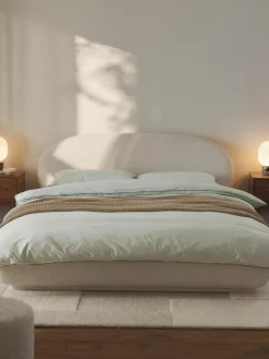 Bouclé-Polsterbett Alba mit abgerundeten Ecken