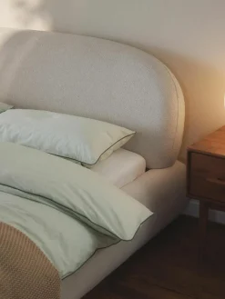 Bouclé-Polsterbett Alba mit abgerundeten Ecken