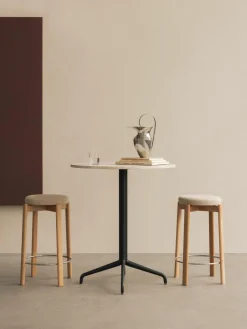 Bouclé-Sitzhocker Passage aus Eichenholz