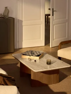 Couchtisch Chandler aus Eichenholz mit Travertinplatte