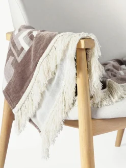 Decke Fran mit Fransenabschluss