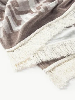 Decke Fran mit Fransenabschluss