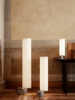 Dimmbare LED-Stehlampe Unbound mit Marmorfuß, in verschiedenen Größen