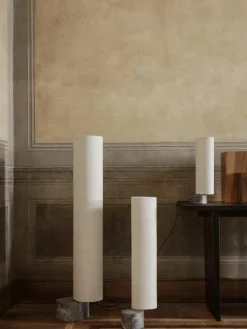 Dimmbare LED-Stehlampe Unbound mit Marmorfuß, in verschiedenen Größen