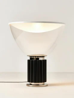 Dimmbare LED-Tischlampe Taccia Small, mundgeblasen