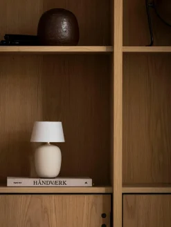 Dimmbare Tischlampe Torso mit USB-Anschluss