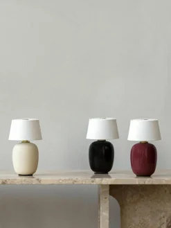 Dimmbare Tischlampe Torso mit USB-Anschluss