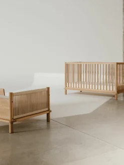 Eichenholz-Babybett Latitude mit Erweiterung zum Kinderbett, 70 x 140 cm