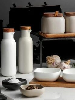 Essig- und Öl-Spender Essentials aus Porzellan und Akazienholz, 2er-Set