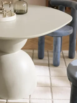 Esstisch Sahra in organischer Form, Ø 116 cm