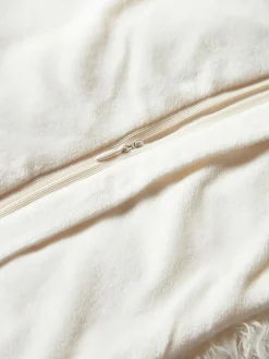 Flauschige Kunstfell-Kissenhülle Morten, gelockt