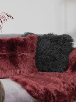 Flauschige Kunstfell-Kissenhülle Morten, gelockt