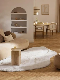 Flauschiger Teppich Kyla in organischer Form