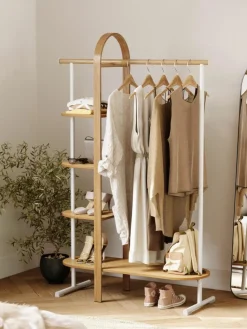 Garderobe Bellwood aus Eukalyptusholz mit Ablageflächen