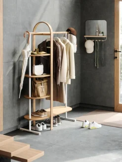 Garderobe Bellwood aus Eukalyptusholz mit Ablageflächen