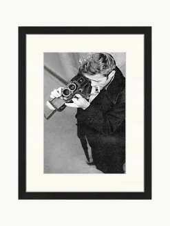 Gerahmte Fotografie James Dean with Camera