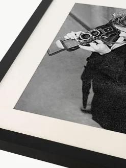 Gerahmte Fotografie James Dean with Camera