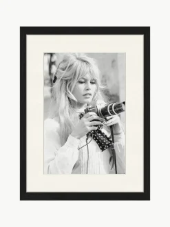 Gerahmter Digitaldruck Brigitte With Her Camera