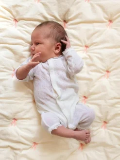 Gesteppte Kuscheldecke Bows aus Bio-Baumwolle