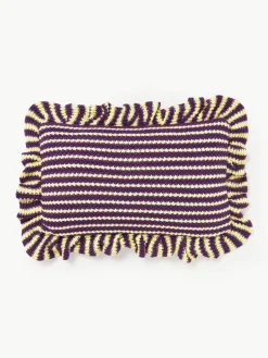 Gestreifte Strick-Kissenhülle Blaise mit Rüschen