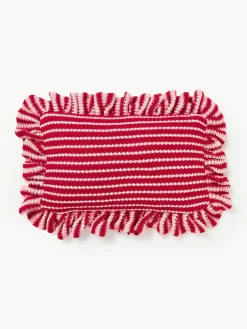 Gestreifte Strick-Kissenhülle Blaise mit Rüschen