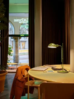 Große Schreibtischlampe Funiculí mit verstellbarem Lampenschirm