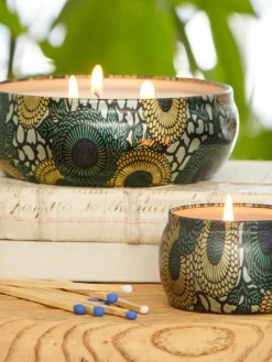 Handgefertigte Dreidocht-Duftkerze Japonica Collection (Cade-Holz, Eisenkraut & Lavendel)