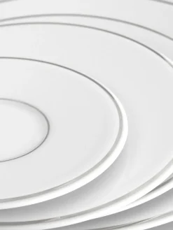 Handgefertigte Frühstücksteller Vitruv aus Porzellan mit handgemaltem Platinrand, 2 Stück