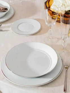 Handgefertigte Pastateller Vitruv aus Porzellan mit handgemaltem Platinrand, 2 Stück