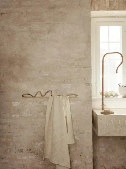 Handgefertigter Wand-Handtuchhalter Curvature aus Metall