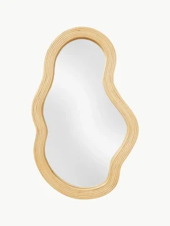 Handgefertigter Wandspiegel Pond aus Rattan in organischer Form