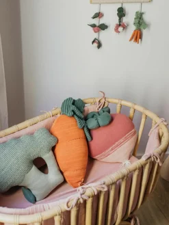 Handgefertigtes Baumwoll-Kuschelkissen Cathy the Carrot