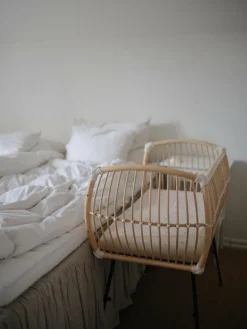 Handgefertigtes Beistell-Babybett Martha aus Rattan, höhenverstellbar