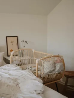 Handgefertigtes Beistell-Babybett Martha aus Rattan, höhenverstellbar