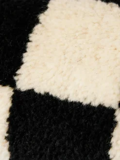 Handgefertigtes Kissen Statement aus Wolle