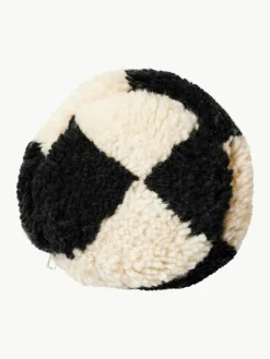 Handgefertigtes Kissen Statement aus Wolle