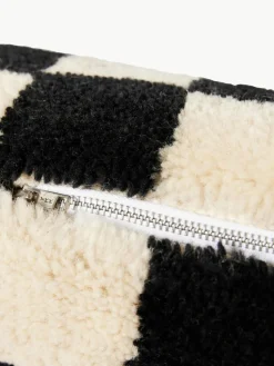 Handgefertigtes Kissen Statement aus Wolle