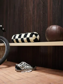 Handgefertigtes Kissen Statement aus Wolle