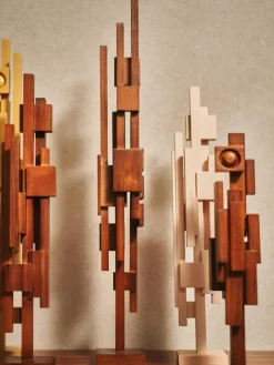 Handgemachtes Deko-Objekt Skyline aus Teakholz