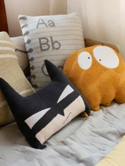 Handgestricktes Kuschelkissen BatBoy