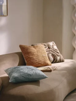 Handgetuftete Kissenhülle Jiri mit Verzierung