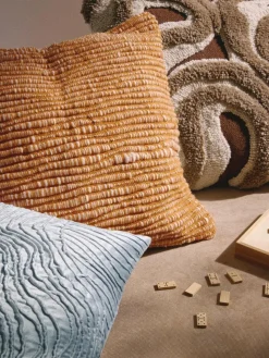 Handgetuftete Kissenhülle Jiri mit Verzierung