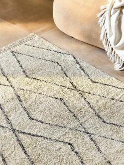 Handgetufteter Baumwollteppich Bina mit Rautenmuster und Fransen