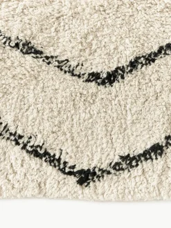 Handgetufteter Baumwollteppich Bina mit Rautenmuster und Fransen