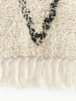 Handgetufteter Baumwollteppich Bina mit Rautenmuster und Fransen