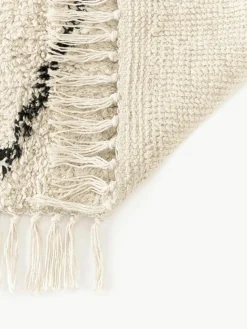 Handgetufteter Baumwollteppich Bina mit Rautenmuster und Fransen