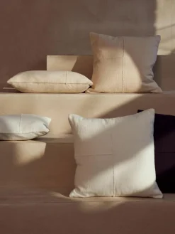 Handgewebte Baumwoll-Kissenhülle Terre mit dekorativer Naht