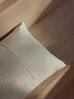 Handgewebte Baumwoll-Kissenhülle Terre mit dekorativer Naht